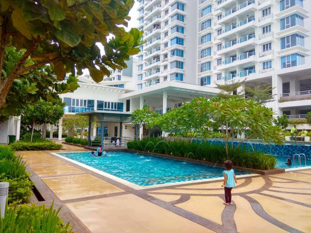 Putra 1 Pool Homestay Bandar Seri Putra Kampong Sungai Buah 外观 照片
